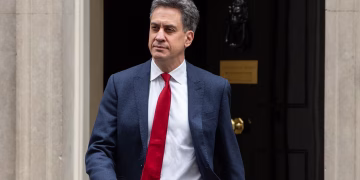 Miliband Slams Farage’s ‘Dangerous Lies’ on UK Net Zero Policy