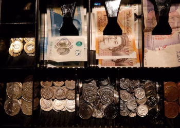Pound Hits 3-Year High on UK Retail Surge, U.S. Concerns