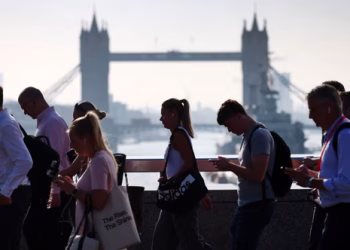 UK Quarterly GDP Growth Slows Amid Higher Business Costs