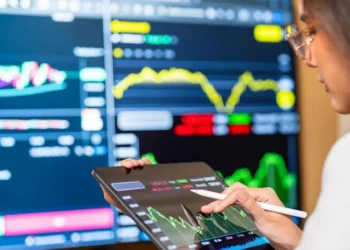 FTSE 100 Surges Past 10,000 for First Time Ever