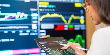 FTSE 100 Surges Past 10,000 for First Time Ever